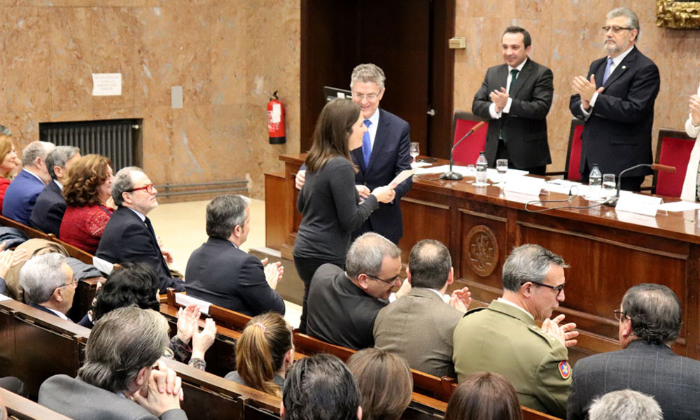 José Antonio Montón recogió el premio de agradecimiento a Garrigues por su colaboración en el programa de prácticas.